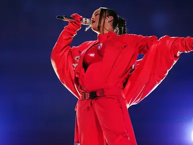 Rihanna tampil pada acara turun minum pertandingan sepak bola NFL Super Bowl 57 antara Kansas City Chiefs dan Philadelphia Eagles di Glendale, Arizona, Amerika Serikat, 12 Februari 2023. Setelah disibukkan dengan beragam aktivitas bisnis dunia kecantikan, Rihanna kembali menghentak panggung pertunjukan dengan tampil pada acara halftime show Super Bowl 2023. (AP Photo/Matt Slocum)