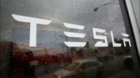 Logo Tesla Model 3 sebelum diganti (Foto: 