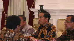 Presiden Joko Widodo (Jokowi) menerima pimpinan dan anggota Badan Pemeriksa Keuangan (BPK) di Istana Merdeka, Jakarta, Kamis (5/4). Kedatangan BPK ini untuk menyampaikan Ikhtisar Hasil Pemeriksaan Semester (IHPS) II Tahun 2017. (Liputan6.com/Angga Yuniar)