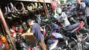 Sejumlah motor yang mengantre untuk di service di bengkel sepeda motor di Jakarta, Jumat (16/6). Pemilik bengkel mengaku setiap menjelang lebaran, bengkel miliknya selalu ramai konsumen. (Liputan6.com/Immanuel Antonius)