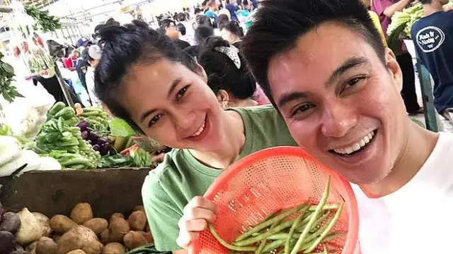 Artis Tampan Berbelanja di Pasar