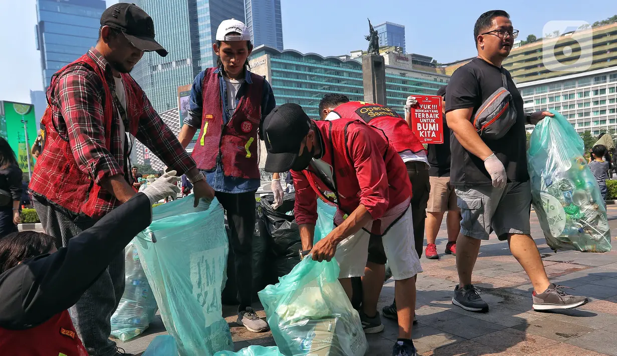 Sejumlah pegiat lingkungan mengumpulkan sampah saat mengikuti Hari Bebas Kendaraan Bermotor (HKBP) atau Car Free Day (CFD) di kawasan Bundaran HI, Jakarta, Minggu (29/10/2023). Kegiatan ini sebagai bentuk kampanye untuk mengajak warga agar peduli terhadap lingkungan dengan cara mengurangi penggunaan plastik. (Liputan6.com/Angga Yuniar)