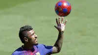 Gelandang baru Barcelona, Paulinho, memainkan bola saat diperkenalkan di Stadion Camp Nou, Kamis (17/7/2017). Pria asal Brasil ini resmi berseragam Barcelona setelah ditebus dari Guangzhou Evergrande. (AP/Manu Fernandez)