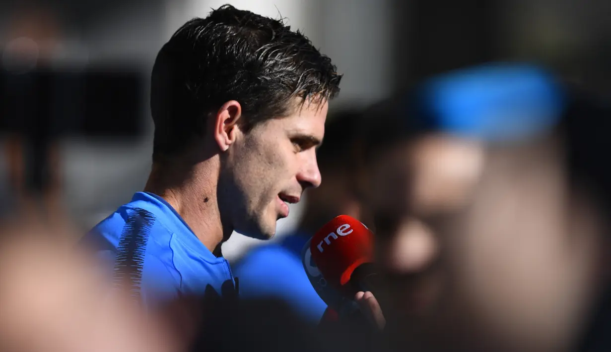 Fernando Gago berbicara kepada pers saat sesi latihan di markas Federasi Sepak Bola Spanyol (RFEF) di Las Rozas, Madrid pada 6 Desember 2018. Gago memenangi dua gelar La Liga bersama Real Madrid dan tampil memperkuat timnas Argentina pada Piala Dunia 2014 dan Olimpiade 2008. (GABRIEL BOUYS/AFP)