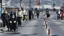 Para lansia jalan-jalan di Istanbul, Turki, Minggu (10/5/2020). Ini merupakan kali pertama para lansia keluar rumah dalam tujuh pekan terakhir setelah Turki menerapkan lockdown untuk mencegah penyebaran virus corona COVID-19. (Xinhua/Osman Orsal)