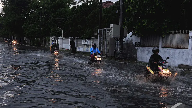 Anak Kali Ciliwung Meluap