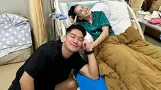 Meski sibuk dengan aktivitasnya, Boy William menyempatkan untuk menjenguk pelantun tembang Alamat Palsu itu. Tak hanya sekadar menjenguk, kehadiran Boy William tentunya menghibur Ayu Ting Ting yang sedang lemas dan tak semangat karena sakit. Makin lengket usai berbaikan, kebersamaan pedangdut dan YouTuber ternama Tanah Air ini pun curi perhatian publik. (Liputan6.com/IG/@boywilliam17)