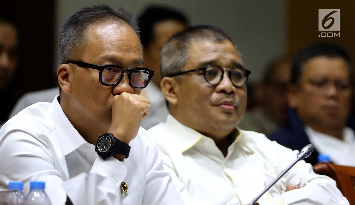 Menteri Sosial Agus Gumiwang Kartasasmita (kiri) saat mengikuti rapat kerja bersama Komisi VIII DPR di Jakarta, Rabu (24/10). Rapat membahas penyesuaian RKA K/L Tahun 2019 suai hasil pembahasan dari Badan Anggaran DPR. (Liputan6.com/JohanTallo)