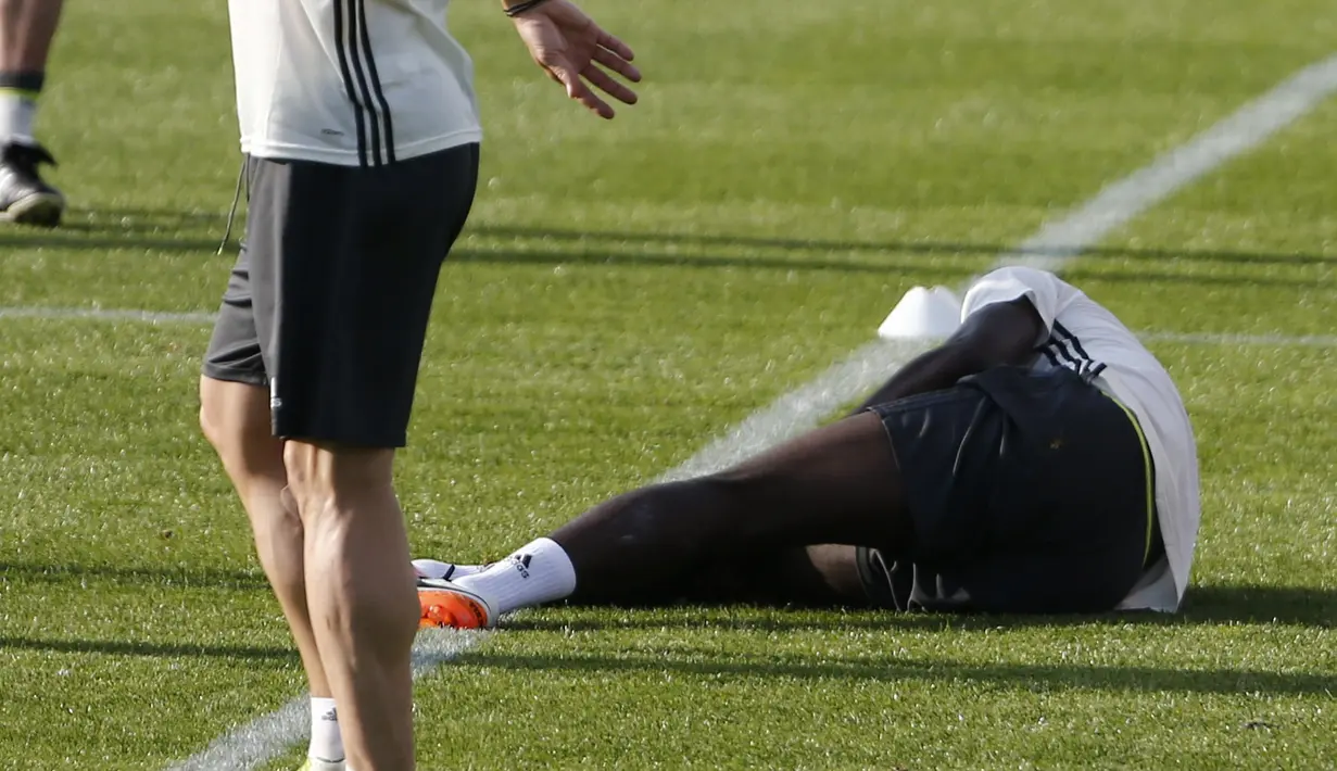 Bek Timnas Jerman, Jerome Boateng terkapar di lapangan saat latihan bersama di Stade Camille Fournier, Perancis, (7/6). Timnas Jerman menggelar latihan untuk mempersiapkan diri dalam pertandingan piala Eropa 2016. (REUTERS / Denis Balibouse)