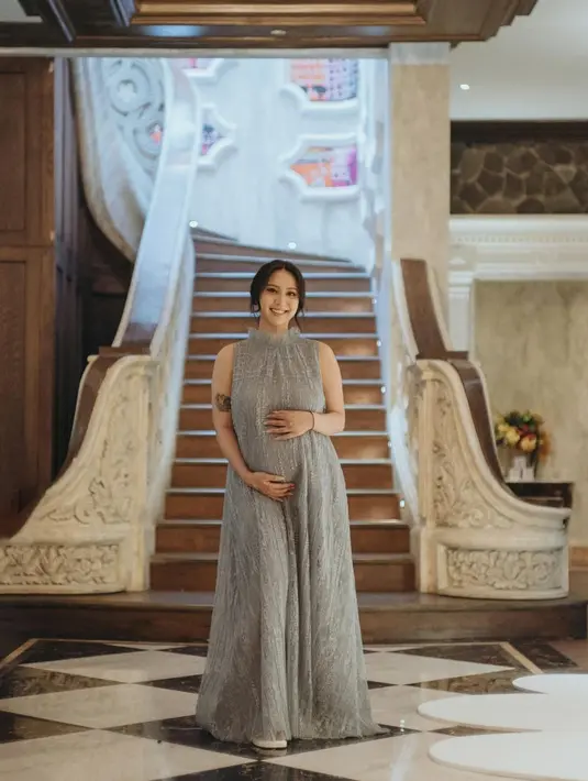 Clairine Clay juga baru saja mengadakan syukuran 7 bulanan kehamilannya pertamanya bersama Joshua. Ia tampil dengan dress sleeveless warna silver. Dress tersebut memiliki aksen bordiran dengan kerah tinggi organza.  [@clairineclay]