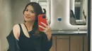 Cukup populer, tak sedikit netizen yang sering bubuhkan komentar di kolom komentar unggahan Michelle Aruan. Kompak sedari kecil, jika diperhatikan Marsha Aruan dan Michelle Aruan punya wajah yang hampir mirip, apalagi ketika pamer senyum. Unggah foto mirror selfie sembari pamer senyuman, tak sedikit yang pangling melihat pesona anak kedua dari dua bersaudara ini. (Liputan6.com/IG/@michelleearuan)