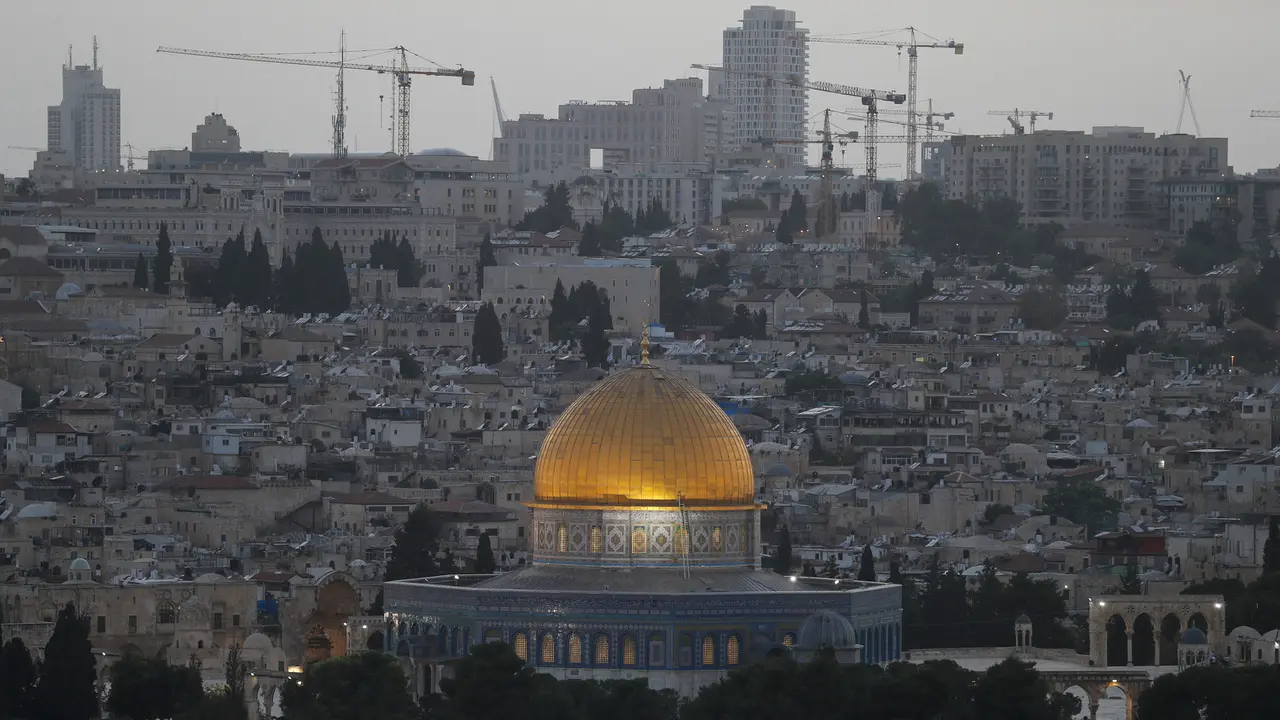 Menikmati Buka Puasa dengan Latar Masjid al-Aqsa