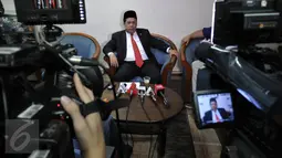 Fahri Hamzah memberikan keterangan pers di Kompleks Parlemen DPR RI, Jakarta, Senin (11/1/2016). Fahri Hamzah buka-bukaan soal aksi 'gerilya' sejumlah petinggi PKS yang mendesak agar dia mundur. (Liputan6.com/Johan Tallo)