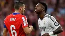 Pertandingan dua klub asal kota Madrid semakin panas. Pada menit ke-68 laga dihentikan sementara oleh wasit. (OSCAR DEL POZO/AFP)