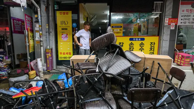 Bersih-Bersih Usai Banjir Parah di Seoul
