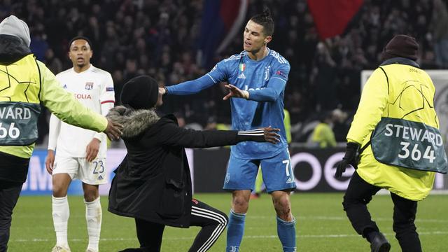 Ekspresi Cristiano Ronaldo Dihampiri Penggemar Saat Lawan Lyon