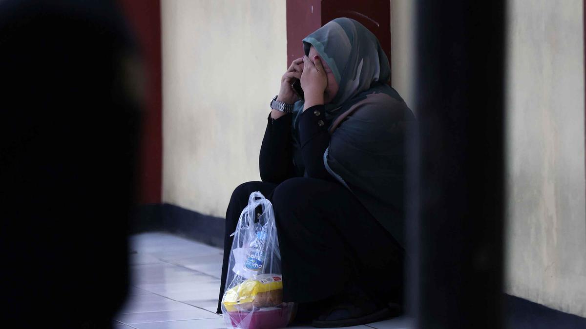 Tangis Keluarga Pecah Saat Prosesi Penyerahan 10 Jenazah Korban Kecelakaan Kereta