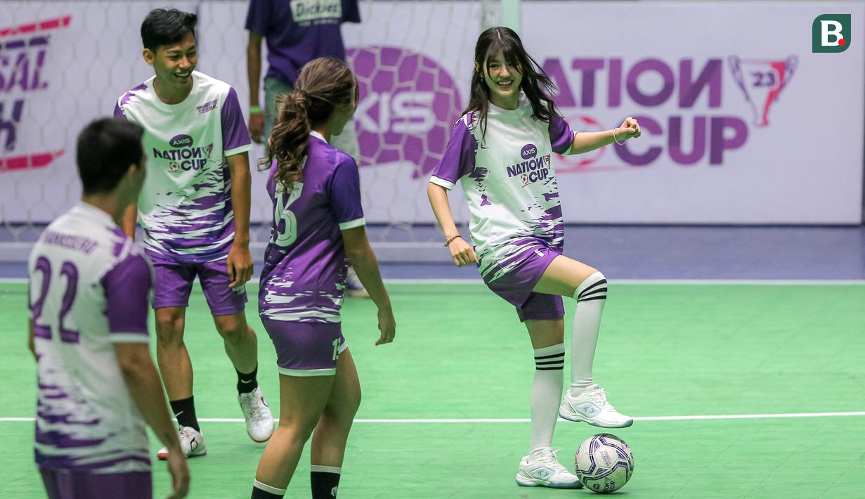 Vonzy Felicia (kanan) saat bertanding dalam fun match AXIS Nation Cup 2023 yang berlangsung di Istora Senayan, Jakarta, Minggu (15/10/2023). (Bola.com/Bagaskara Lazuardi)