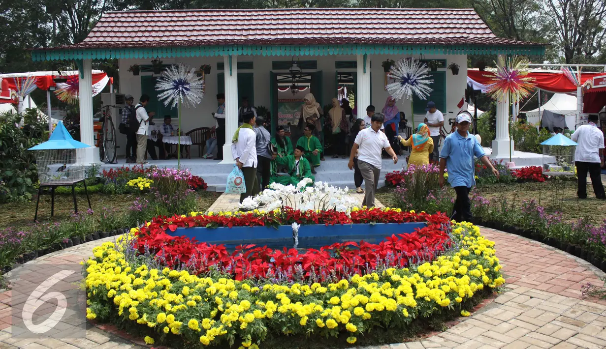 Suasana saat acara palang pintu Lebaran Betawi di Lapangan Banteng, Jakarta (22/08/15). Acara ini akan berlangsung pada tanggal 22-23 Agustus. (Liputan6.com/Gempur M Surya)