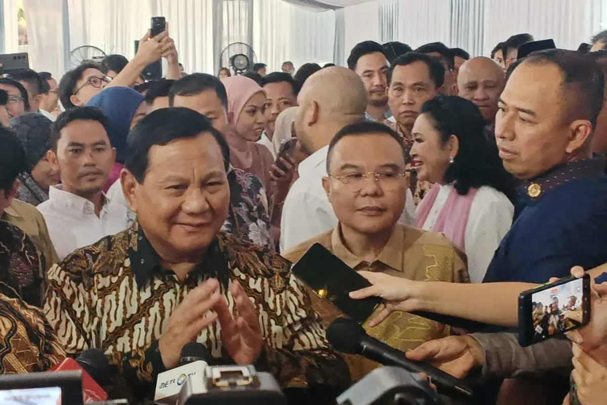 Ketua Umum Partai Gerindra Prabowo Subianto usai menghadiri open house Idul Fitri 1445 Hijriah di kediaman Ketua Harian DPP Partai Gerindra Sufmi Dasco Ahmad, Jakarta, Kamis (11/4/2024). (Merdeka.com/Alma Fikhasari)