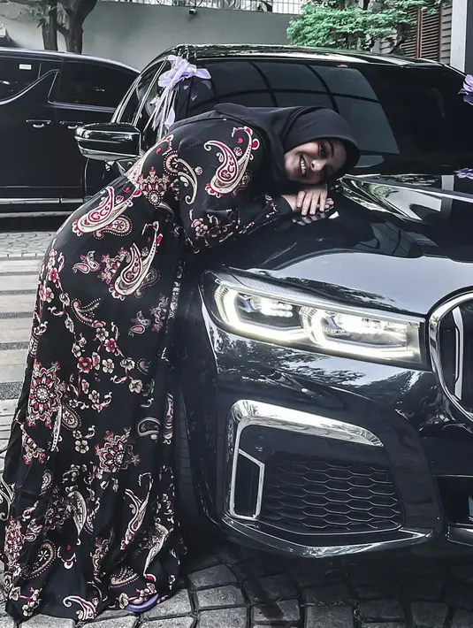 Aurel Hermansyah sendiri tampak begitu bahagia dengan hadiah ulang tahun dari sang suami. (Foto: instagram.com/attahalilintar)