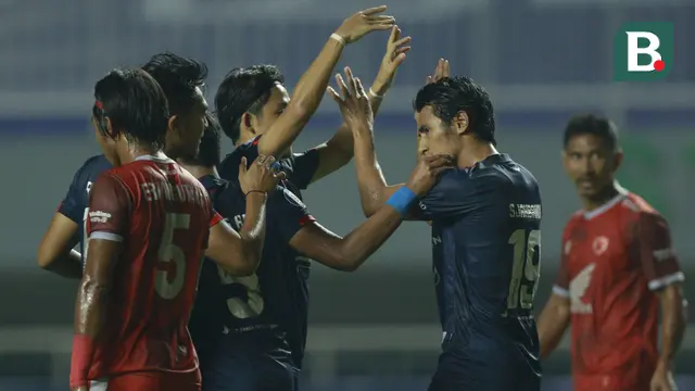 Foto: Baru Berjalan 4 Menit Pemain Arema FC Diganjar Kartu Merah saat Menghadapi PSM Makassar di Babak Pertama BRI Liga 1