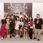 Keluarga&nbsp;Menko Perekonomian Airlangga Hartarto, termasuk Yanti Airlangga, foto bareng personel BLACPINK di momen konser "Born Pink" di Jakarta. (dok. Instagram @yanti.airlangga/https://www.instagram.com/p/CpxRnAoyoiM/)
