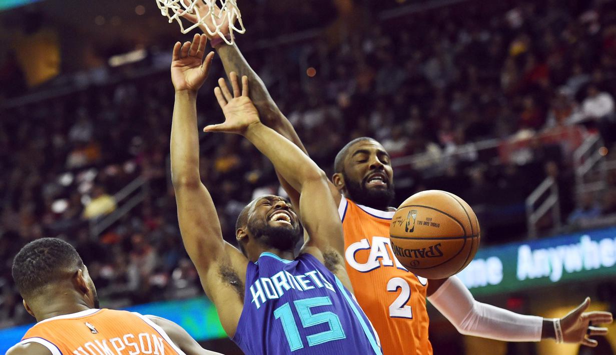 Pemain Charlotte Hornets, Kemba Walker #15 kehilangan bola saat dihadang pemain Cleveland Cavaliers, Kyrie Irving #2 pada laga NBA di Quicken Loans Arena, (10/12/2016). (Reuters/Ken Blaze-USA TODAY Sports)