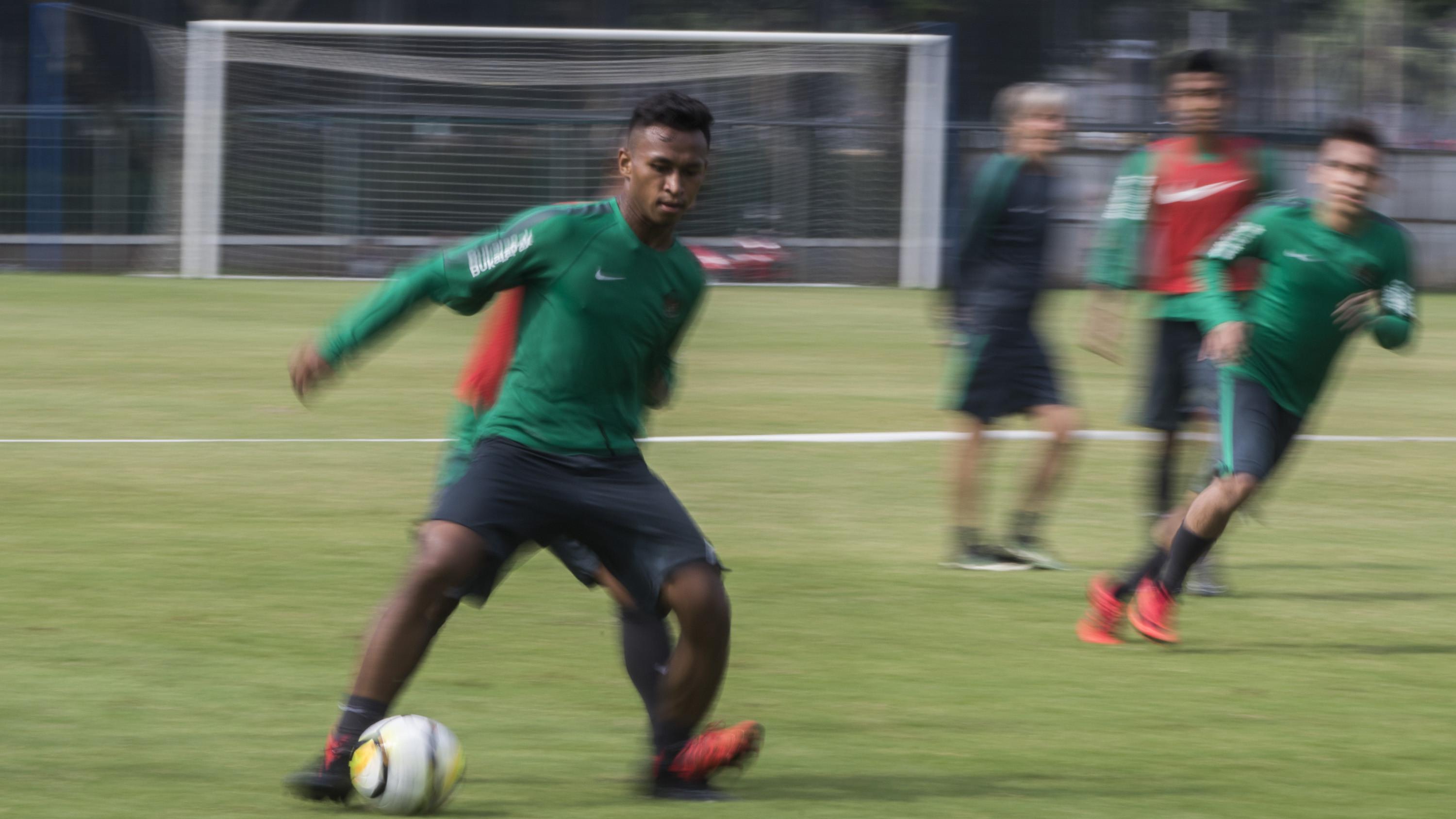 Pemain Timnas Indonesia, Osvaldo Haay menggiring bola saat latihan di Lapangan ABC Senayan, Jakarta, Minggu (18/3/2018). Latihan ini merupakan persiapan jelang laga uji coba melawan Singapura. (Bola.com/Vitalis Yogi Trisna)