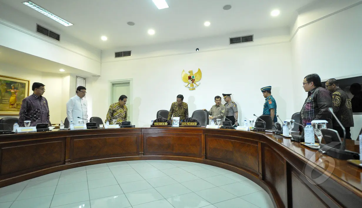 Suasana rapat terbatas   terkait Formulasi Nilai Jual Objek Pajak (NJOP) dan Pajak Bumi dan Bangunan di Istana Kepresidenan, Jakarta, Rabu (1/4/2015). (Liputan6.com/Faizal Fanani)