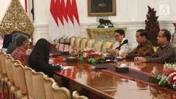 Suasana pertemuan Presiden Joko Widodo dengan Sekjen ASEAN Dato Paduka Lim Jock Hoi dari Brunei Darussalam beserta Delegasi di Istana Merdeka, Jakarta, Jumat (23/3). Pertemuan membahas pembangunan gedung baru sekretariat ASEAN. (Liputan6.com/Angga Yuniar)