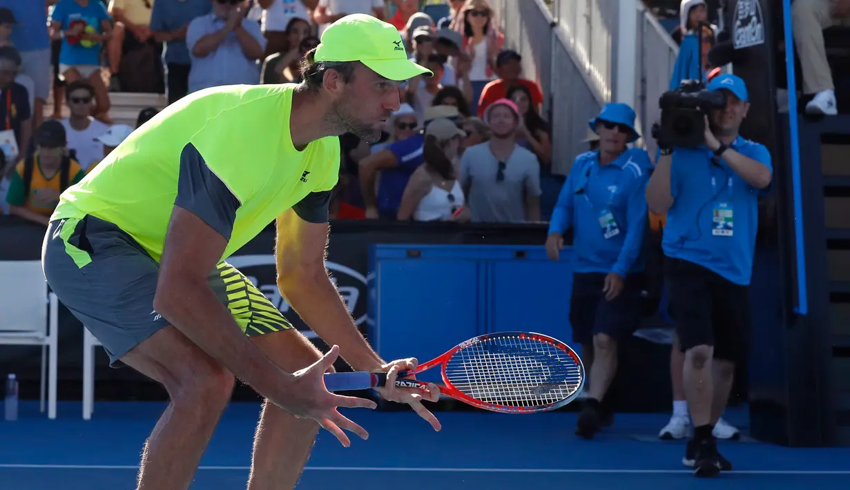 Petenis Kroasia, Ivo Karlovic berselebrasi setelah mengalahkan petenis Jepang, Yuichi Sugita di babak kedua turnamen Australia Terbuka 2018, Rabu (17/1). Karlovic muncul sebagai petenis tertua yang sukses melaju ke babak Australia Terbuka (AP/Ng Han Guan)