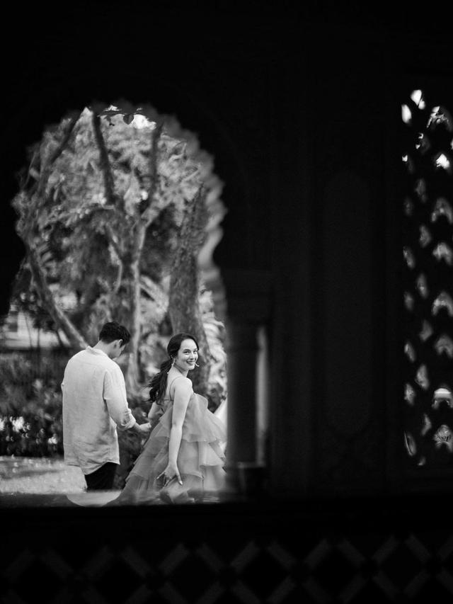 Ini 7 Potret Prewedding Monokrom Chelsea Islan dan Rob Clinton