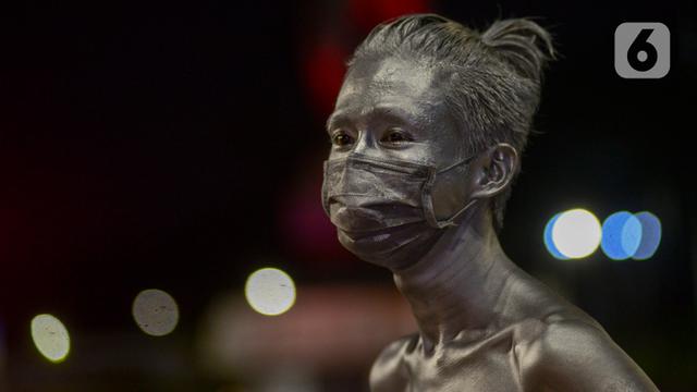 Aksi Manusia Silver di Jalanan Saat Pandemi Covid-19