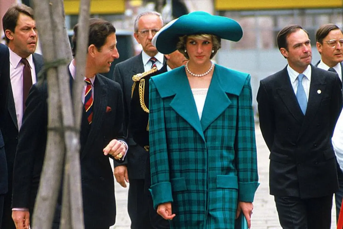 Putri Diana mengenakan mantel oleh Emanuel ke Italia pada tahun 1985 yang kemudian ditemukan di toko barang bekas (Tangkapan layar dari website dailystar.co.uk)