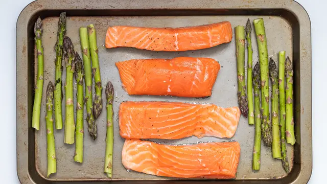 Contoh salmon dan asparagus