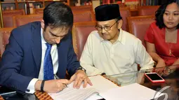 Manoj Punjabi menandatangani kesepakatan kerjasama pembuatan sekuel Habibie-Ainun dengan Habibie, Jakarta, Kamis (11 /12/2014). (Liputan6.com/Panji Diksana)
