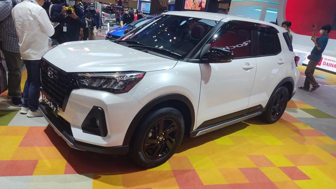 

<p>Daihatsu Rocky disegarkan dengan tampilan luar (Otosia.com/Arendra Pranayaditya)</p>
<p>“></p>
<p>Terakhir adalah duo SUV kompak Daihatsu Rocky dan Toyota Raize.  Kedua mobil tersebut cocok untuk konsumen yang mencari SUV karena menyukai tampilan yang berani atau memiliki ground clearance yang tinggi.</p>
<p>Untuk Ninja ZX-4RR, konsumen dapat memilih Rocky up to 1.2 X CVT atau Toyota Raize 1.2 GM/T.  Baik Rocky dan Raize memiliki banyak fitur, termasuk speedometer digital, kontrol stabilitas kendaraan untuk posisi berkendara yang mantap.</p>
</div>
							    	</div>
																    	<div class=