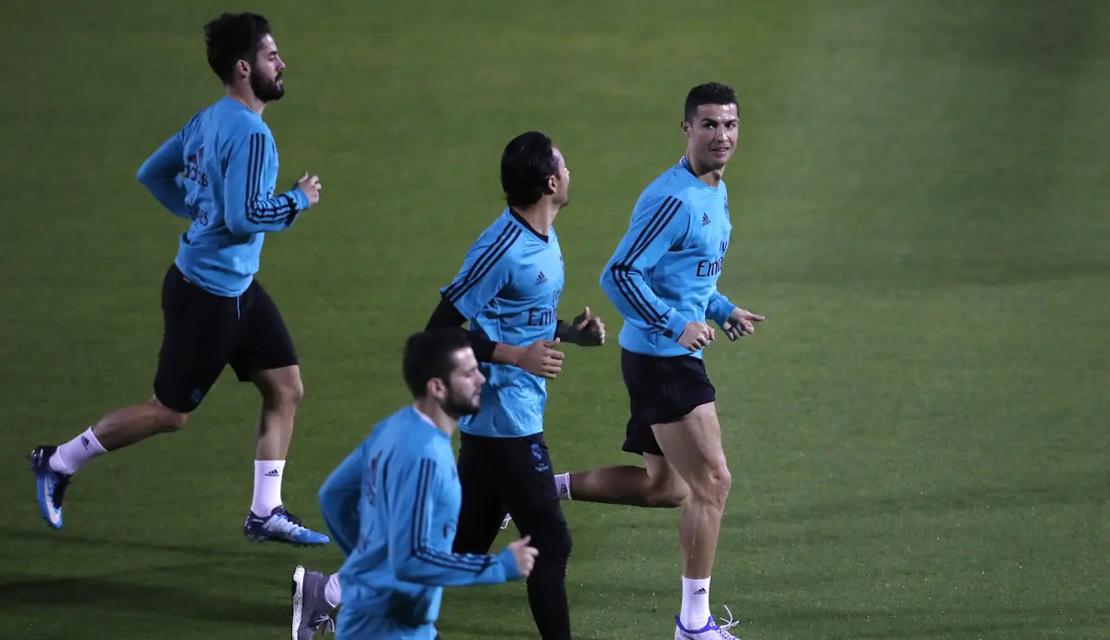 Striker Real Madrid, Cristiano Ronaldo, berlari saat mengikuti sesi latihan jelang laga final Piala Dunia Antarklub 2017 di Abu Dhabi, Kamis (14/12/2017). Real Madrid akan berhadapan dengan Gremio. (AP/Hassan Ammar)