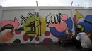 Aktivitas warga di dekat mural Betawi di Kampung Pitung, Marunda, Jakarta, Senin (2/7). Dibuatnya Mural ini bertujuan mempercantik kawasan Kampung Pitung yang sebelumnya terkesan kumuh sekaligus menarik minat wisatawan. (Merdeka.com/Iqbal S. Nugroho)