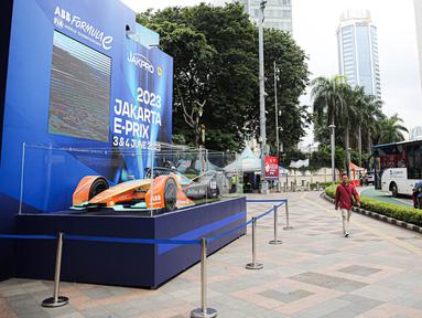 Replika mobil balap listrik Formula E dipamerkan di Bundaran HI, Jakarta, Senin (27/3/2023). (Liputan6.com/Faizal Fanani)