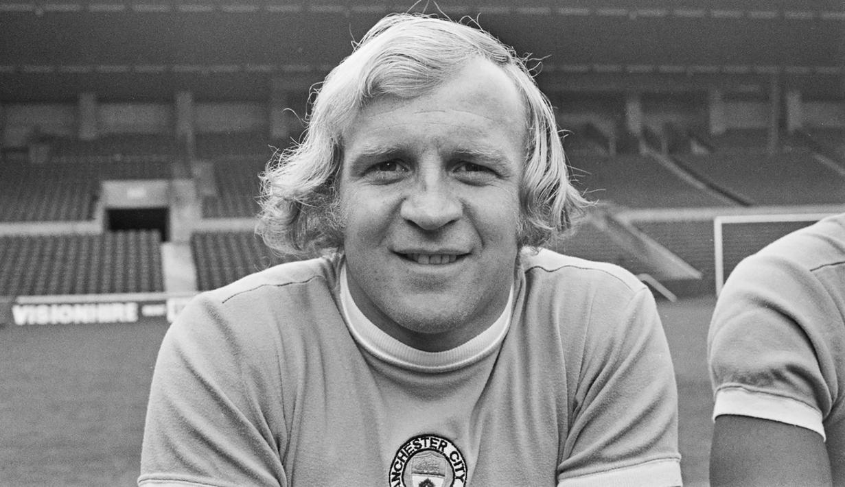 Legenda Manchester City, Francis Lee yang belum lama wafat di usia 79 tahun pada 2 Oktober 2023, tercatat membela The Citizens selama 7 musim mulai 1967/1968 hingga 1974/1975. Ia total mencetak 9 gol untuk Manchester City dalam 9 laga Derby Manchester. (id.mancity.com)