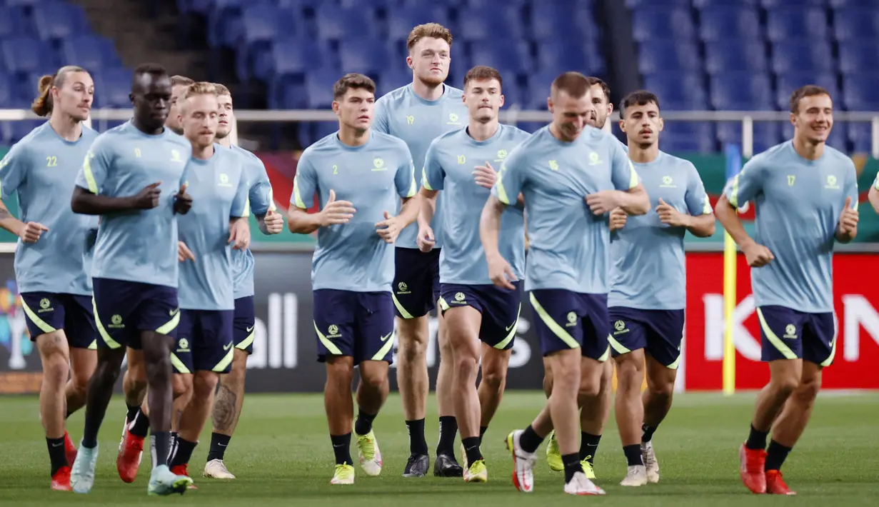 Para pemain Australia menghadiri sesi latihan di Stadion Saitama, Saitama, Jepang, Senin (11/10/2021). Australia akan menghadapi Jepang pada pertandingan kualifikasi Piala Dunia 2022. (Kyodo News via AP)