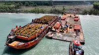 Kiriman alat berat tahap dua, excavator pesanan Andi Samsudin Arsyad atau Haji Isam dari Cina tiba di pelabuhan Wanam, Kabupaten Merauke, Provinsi Papua Selatan, Selasa(12/08/2024). Sebanyak 88 unit excavator bermerk SANY berhasil disandarkan di Dermaga yang akan dibangun Haji Isam, di Distik Ilwayab, Wanam.