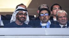 Presiden Uni Emirat Arab, Sheikh Mohamed bin Zayed al-Nahyan kiri) dan pemilik  Manchester City, Sheikh Mansour bin Zayed al-Nahyan (dua dari kiri), menonton pertandingan final Liga Champions antara Inter Milan kontra Manchester City di Ataturk Olympic Stadium, Istanbul, pada 10 Juni, 2023. (Franck Fife/ AFP)