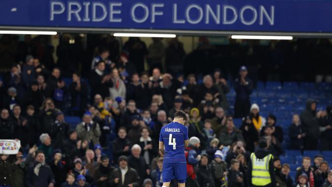 Gelandang Chelsea, Cesc Fabregas, meninggalkan lapangan usai melawan Nottingham Forest pada laga Piala FA di Stadion Stamford Bridge, Sabtu (5/1/). Laga yang dimenangi The Blues dengan skor 2-0 merupakan yang terakhir bagi Fabregas. (AP/Alastair Grant)