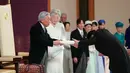 Kaisar Akihito menyerahkan teks pidato kepada bendahara agung usai menyampaikan berpidato dalam upacara turun takhta di Istana Kekaisaran, Tokyo, Jepang, Jumat (30/4/2019). Kaisar Akihito resmi turun takhta setelah tiga dekade memimpin. (Japan Pool via AP)