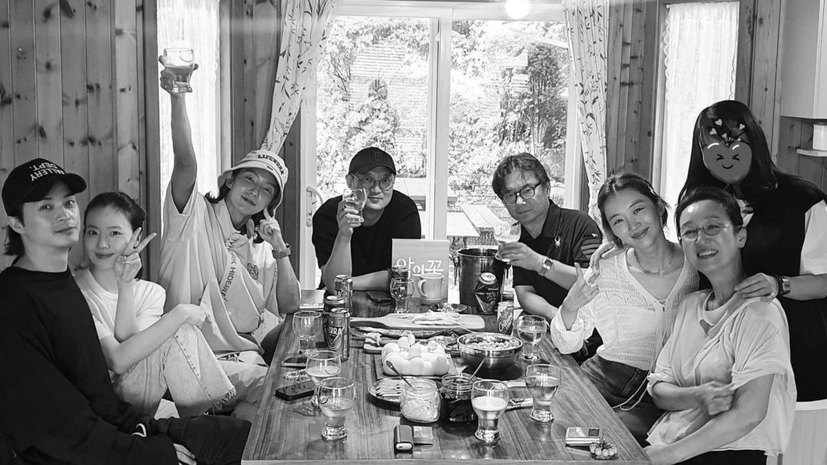 Mengintip Keseruan Pemain dan Kru Flower of Evil Reunian Anniversary