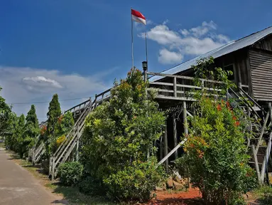 Suasana di luar Rumah Radakng atau Rumah Panjang di Desa Saham, Kecamatan Sengah Temila, Kabupaten Landak, Kalimantan Barat, Rabu (8/8/2019). Rumah Radakng atau Rumah Panjang adalah Rumah adat Suku Dayak di Kalimantan Barat salah satu yang tertua. (Liputan6.com/Herman Zakharia)