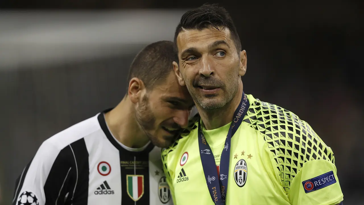 Gianluigi Buffon (kanan) bersama Leonardo Bonucci setelah Juventus dikalahkan Real Madrid pada final Liga Champions 2016/2017.